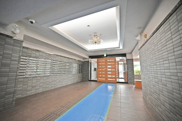 クレアシティ鶴見花博通りのエントランス|清掃が行き届いたマンション内で、毎日快適に過ごせます。