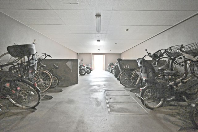 クレアシティ鶴見花博通りの駐輪場|敷地内に駐輪場を備えています。通勤・通学やお買い物など、自転車を利用する機会が多い方にも便利な共用設備です。