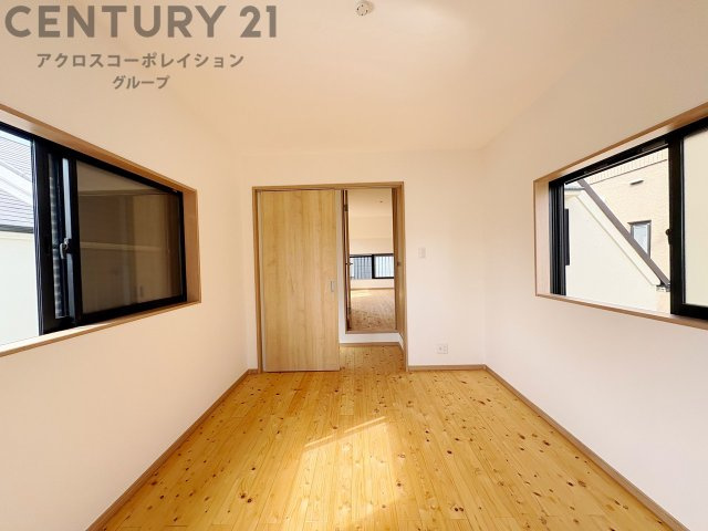 寝室…リラックスできるプライベート空間で、快適な睡眠をサポート。個人の好みに合わせたインテリアや寝具で心地良さを追求。プライベートな時間を過ごし、リフレッシュする場所におすすめです。
