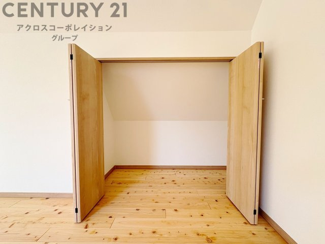 衣類やアクセサリー、小物類の収納が便利で整理整頓がしやすく、部屋の美観を保ちつつ、スペースを最大限に活用できます。衣服のしわやダメージを防ぎ、長持ちさせることができます。