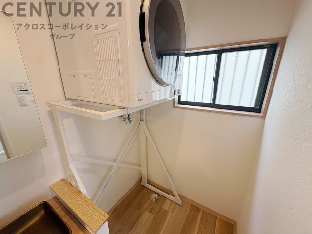 洗濯物の仕分け作業がしやすく、整理整頓が容易になります。洗濯音や湿気を他の部屋に持ち込まず、生活環境を快適に保ちます。上部を活用すれば収納スペースを確保でき洗剤や洗濯用品の整理もしやすくなります。