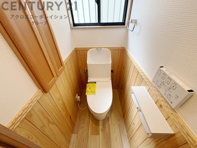 温水洗浄便座付トイレは温水洗浄機能により、暖かい水でおしりを洗浄することができ、冷たい水を使う従来の便座に比べ、温水洗浄機能で暖かいトイレを提供し、快適な使用を可能にします。