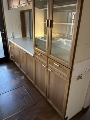 東塚中古戸建てのキッチン|収納量ばつぐんのカップボードです。
