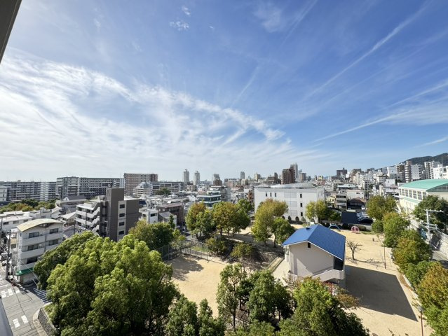 ワコーレ王子公園アクロススクエアの展望|最上階ならではの開放感あふれる眺望が魅力。遠くまで広がる景色を楽しめ、日々の暮らしに心地よいゆとりをもたらします。窓の外に広がる景色を眺めながら、穏やかなひとときをお過ごしいただけます。