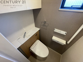 温水洗浄便座付きのトイレです♪