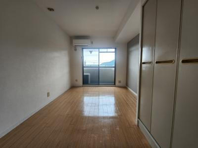 ヤングヴィレッジ嵯峨の居間・リビング|洋室