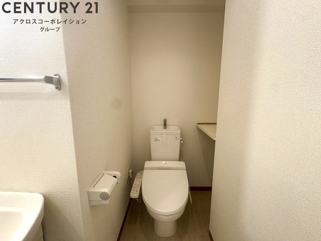 温水洗浄便座付きのトイレです♪