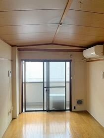 厚木市下依知１丁目の賃貸マンションの居間・リビング