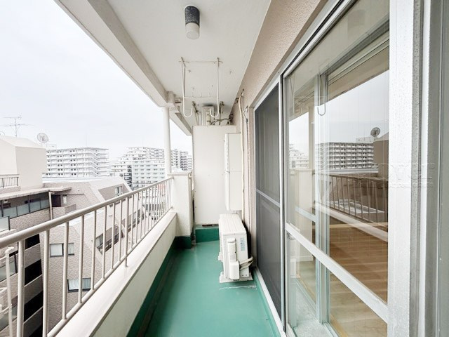 【バルコニー】 | ウィスタリアマンション板橋志村 | バルコニーの様子。ちなみに専有部分ではなく共用部分です。～即日のご見学可能～　お問合せはお気軽に。
