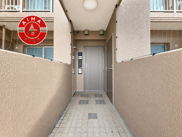 コアマンション下大利ネクステージ502の玄関|きれいに整えられた外玄関で、住まいの第一印象も良好です。