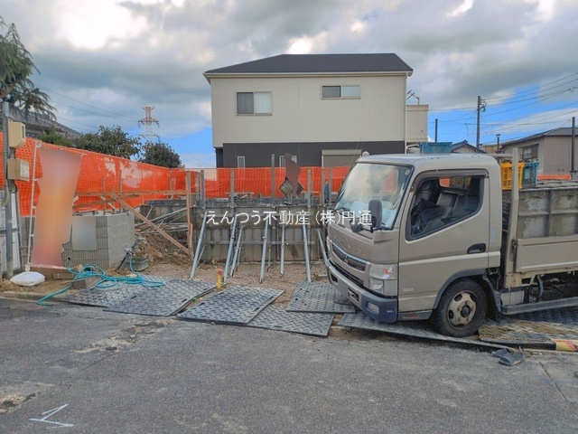 ブルーミングガーデン梅森町新田3期の前面道路含む現地写真