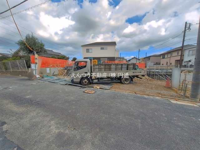 ブルーミングガーデン梅森町新田3期の前面道路含む現地写真