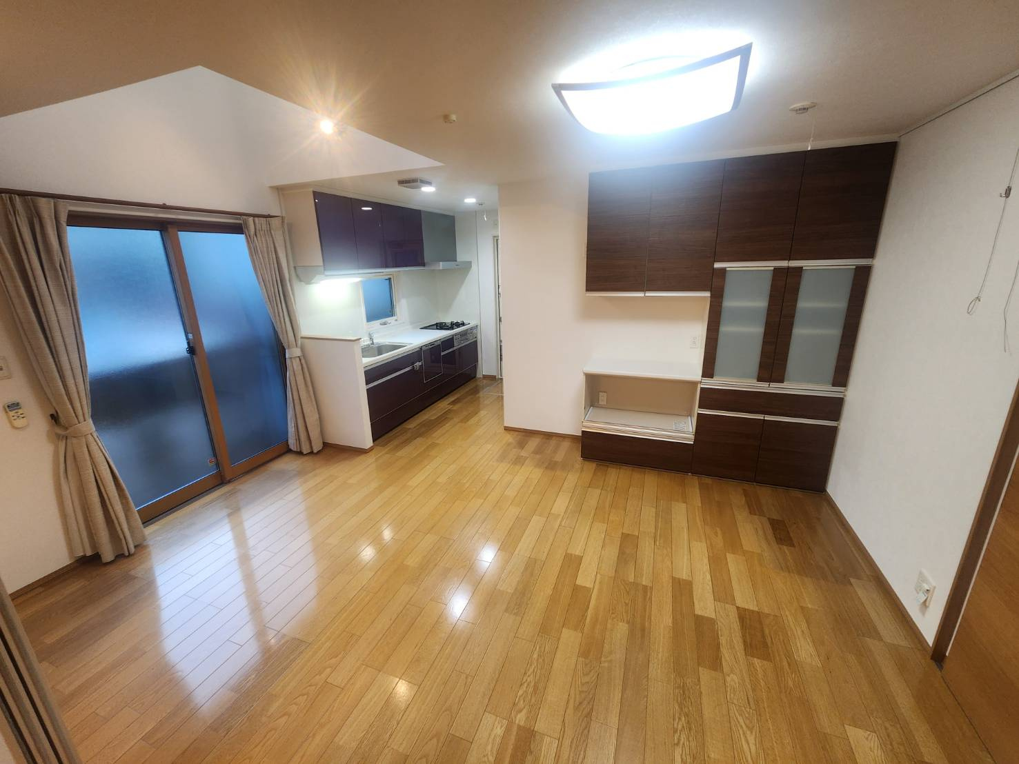 岸町２丁目戸建の居間・リビング|約12帖のLDK　リビングの上は吹き抜けあり
