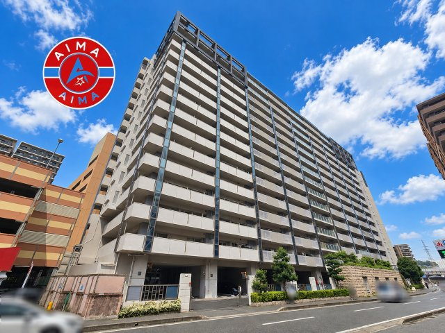アンピール千早駅前通りの外観|季節の移ろいとともに、表情を変える美しい佇まいが魅力です。