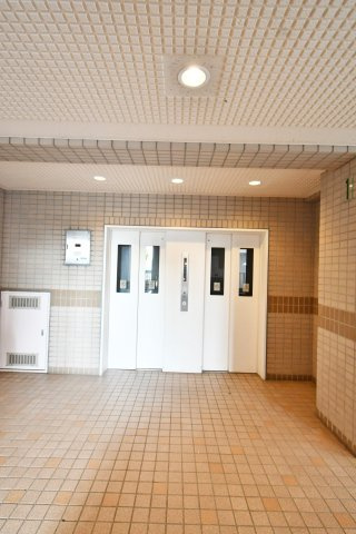 ライオンズガーデン久喜弐番館のその他共用部分|エレベーター付きは二基完備で忙しい朝も安心。■当社には住宅ローンのスペシャリストがおります。『今買えるから大丈夫』ではなく、『買った後の本当の幸せは何か』を考えた上でのご提案をさせて頂きます。