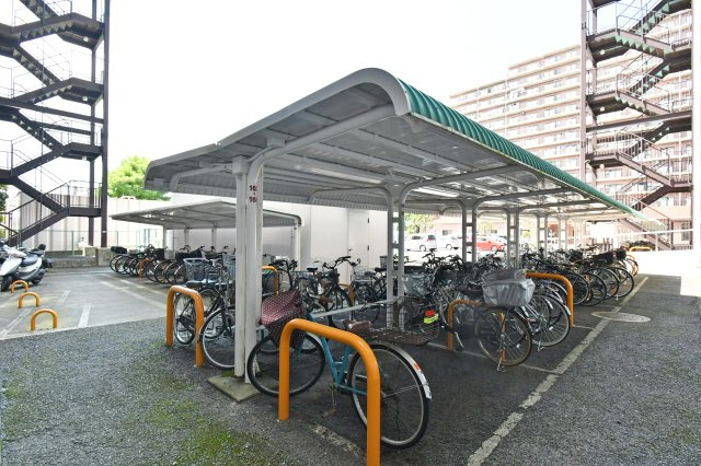 ライオンズガーデン久喜弐番館の駐車場|※空き状況は当社まで都度ご確認くださいませ■難しいイメージの住宅ローンは経験スタッフが丁寧にお手伝いしますのでご安心下さい。皆様のご来店、心よりお待ちしております。