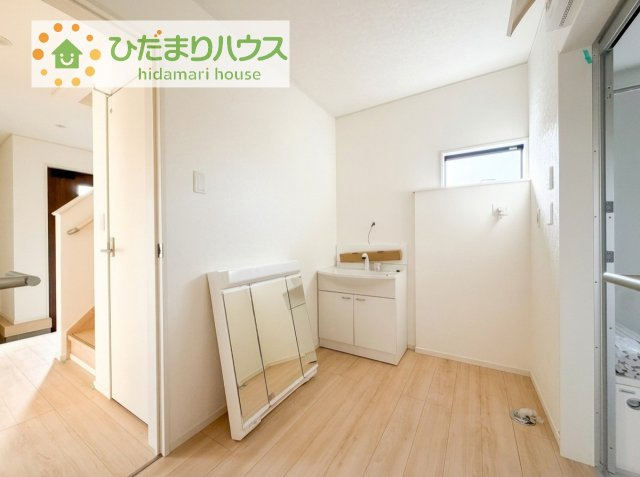 【独立洗面台】 | 常総市若宮戸第2　新築戸建　1号棟 | 三面鏡の大きな鏡は憧れます(^^♪
鏡の後ろは収納となっていて、細かいものでも収納できるのでスッキリと整理できます！