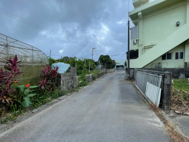 南城市玉城當山（限定1区画）の前面道路含む現地写真|※西側公道約4～5.1ｍ♪