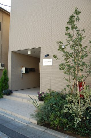 狛江市中和泉５丁目のアパートのエントランス
