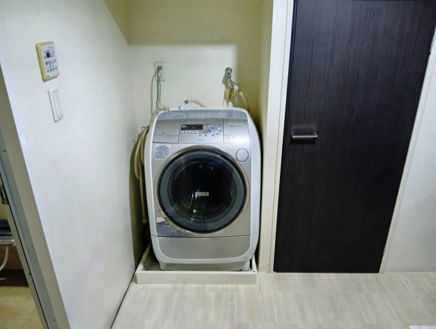 ディーグランセ駿府Ⅱ　静岡市葵区安倍町のランドリースペース|洗濯機をすっきり置ける専用スペースです