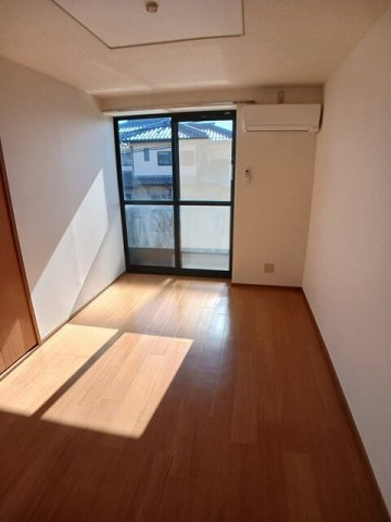 【居間・リビング】 | フローラルコート | 内装は落ち着いています