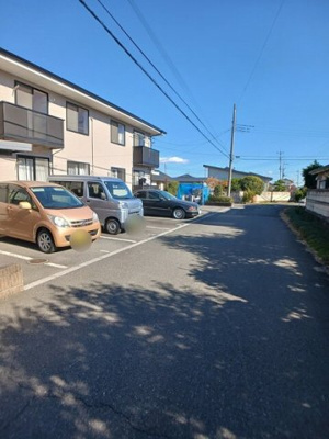 【駐車場】 | フローラルコート | 駐車場があるので、車を買う予定の方も安心です