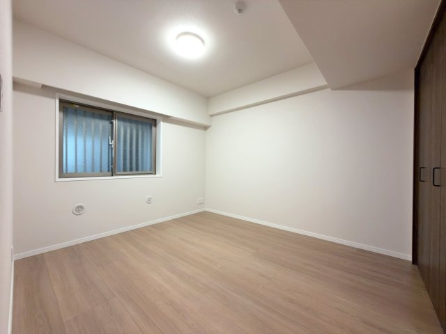 コスモシティ朝霞台の子供部屋|約6.2帖の洋室は、お子様部屋やテレワークスペースとして柔軟に活用できます。独立したお部屋なので勉強や作業に集中しやすく、大型クローゼット完備でお部屋を広々と使える設計です。