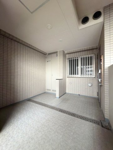 コスモシティ朝霞台のその他共用部分|住戸の玄関前には8.40㎡のゆったりとしたプライベートアルコーブを確保。共用廊下から一歩引いた位置に玄関があるため、外部からの視線を防ぎ、戸建て感覚の独立性とプライバシーを保ちます。