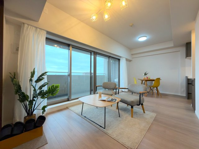 コスモシティ朝霞台の居間・リビング|南西向きバルコニーに面した14.7帖の明るいLDKです。10階ならではの心地よい陽光と風が室内いっぱいに広がり、家族が集うくつろぎの場としてゆったりとお過ごしいただけます。家具配置のしやすい間取りです