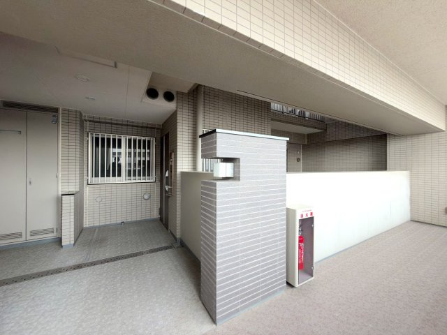 コスモシティ朝霞台のその他共用部分|玄関外にゆったりとしたスペースが設けられており、開放感のあるアプローチを実現しています。共用廊下に直接玄関ドアが面していないため、出入り時の安全性や防犯面でも配慮された構造です。