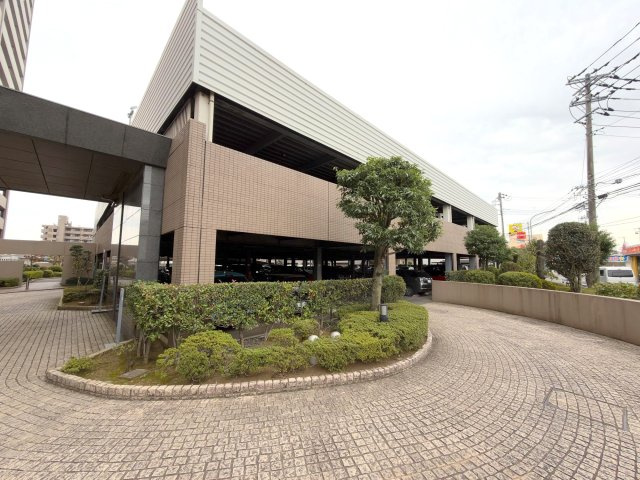 コスモシティ朝霞台の駐車場|敷地内にある駐車場です（月額1,080円〜9,400円、空き状況は要確認）。大切なお車を身近に停められ、重い荷物のお買い物帰りや雨の日のお出かけ時でもスムーズにアクセス可能です。