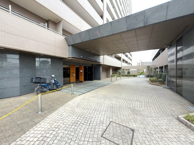 コスモシティ朝霞台|重厚感ある門構えが建物の品格を高めるエントランス外観です。明るい外光が差し込む設計で、防犯面にも配慮された見通しの良さがあります。帰宅時にほっと安心感を得られる端正なエントランスです。