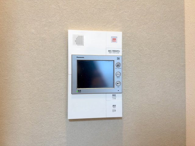 コスモシティ朝霞台のセキュリティ|来訪者の顔を室内からしっかり確認できるカラーTVモニター付きインターホンです。訪問販売や予期せぬ来客にも落ち着いて対応できるため、お留守番のお子様や女性の方でも安心してお過ごしいただけます。