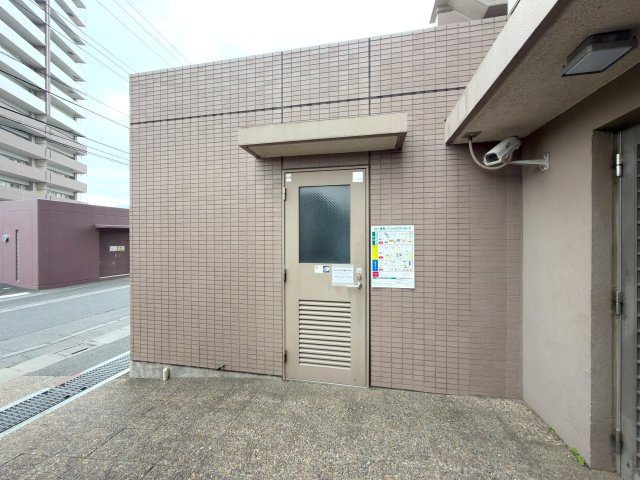 コスモシティ朝霞台のその他共用部分|敷地内にしっかり区画された清潔なゴミ置き場を設置。扉付き・屋根付き仕様のため、カラスなどの鳥獣被害や悪天候時でも安心です。マナーよく管理され、日常の衛生環境が保たれています。