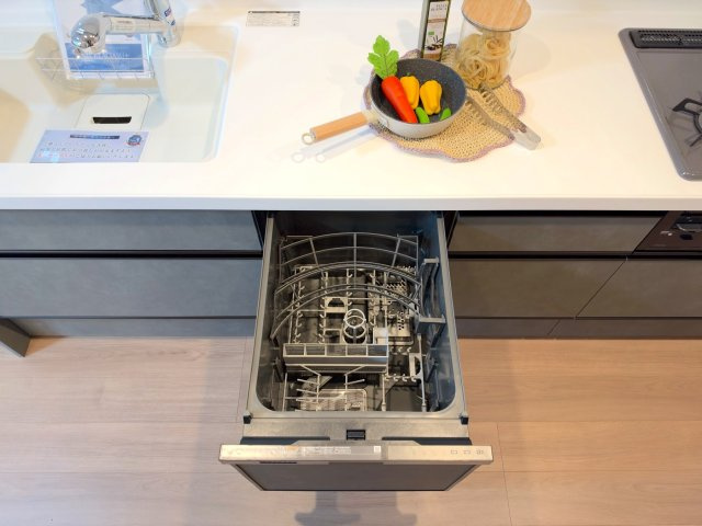 コスモシティ朝霞台の発電・温水設備|キッチンには家事の負担を減らす便利な食器洗浄乾燥機を搭載。高温洗浄・除菌乾燥により食器を清潔に洗い上げ、手荒れ防止や節水にもつながります。食後のくつろぎの時間をゆったりとお過ごしいただけます。