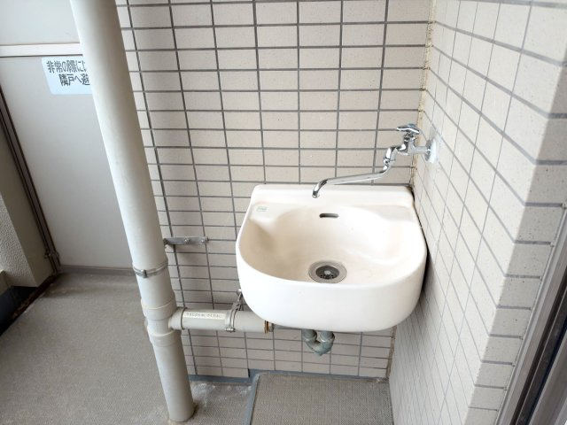 コスモシティ朝霞台の設備|バルコニーには便利なスロップシンク（水栓）を設置。ガーデニングの水やりや泥汚れの靴・アウトドア用品の洗浄、バルコニーのお掃除など、室内を汚すことなく手軽に水仕事を行える嬉しい設備です。