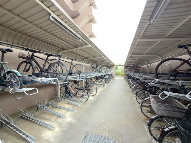 コスモシティ朝霞台の駐輪場|敷地内に整然と配置された屋根付きの駐輪場です。雨や直射日光から大切な自転車を守り、劣化を防ぎます。駅までの通勤・通学やお買い物など、日々のフットワークを軽快に支えてくれます。