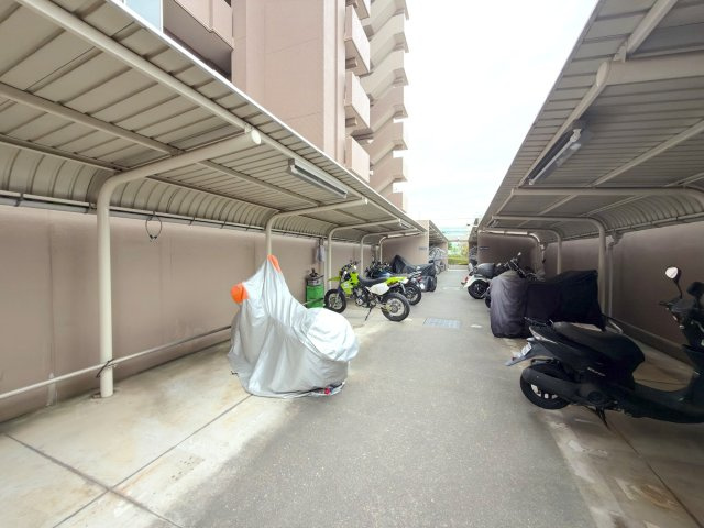 コスモシティ朝霞台の駐車場|敷地内に確保されたバイク置き場です。車室がしっかりと区画されており、大切なバイクをスムーズに出し入れ可能。通勤・通学やツーリングを楽しまれる方にも嬉しい共用施設となっております。