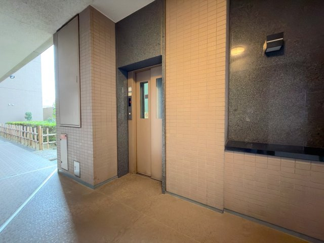 コスモシティ朝霞台のその他共用部分|日々の昇降をスムーズにするエレベーターを設置。10階のお部屋へも快適に移動でき、ベビーカーを押しての外出や重いお買い物袋を運ぶ際にも安心です。点検・管理もしっかりと行き届いています。