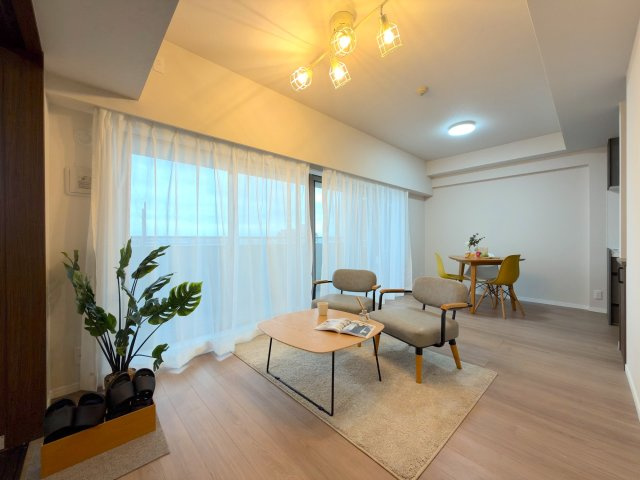 コスモシティ朝霞台の居間・リビング|日当たりと風通しの良さを実感できる、心地よい開放感に満ちたリビングです。10階ならではの心地よい空と光を感じながら、ご家族でリラックスした上質な日常をお過ごしいただけます。