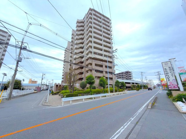 コスモシティ朝霞台の外観|総戸数116戸のコミュニティを誇る、15階建てタイル貼りの端正な佇まいです。周辺の落ち着いた街並みに調和し、堂々とした風格を感じさせます。管理体制も日勤管理で日々の暮らしをしっかり支えます。