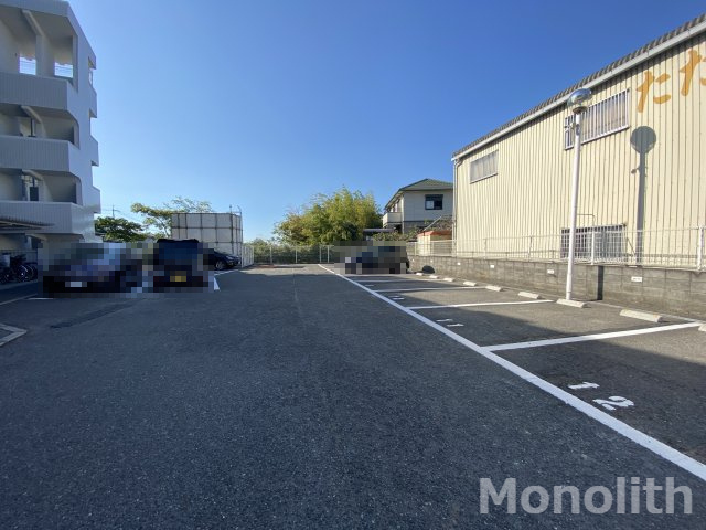 ラポール観音寺の駐車場