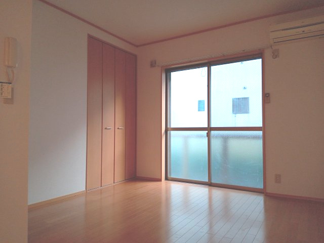 川崎市多摩区中野島６丁目のアパートの居間・リビング