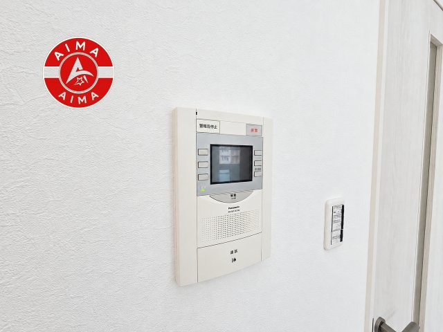 箱崎エクセル南22のセキュリティ|玄関を開ける前に、室内のモニターで来訪者の顔と姿をしっかりと確認できるTVモニター付きインターホンを完備。