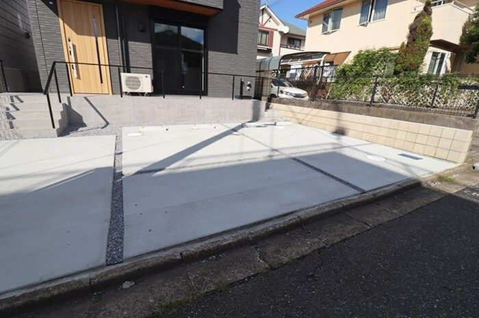 根木内戸建賃貸　Bの駐車場