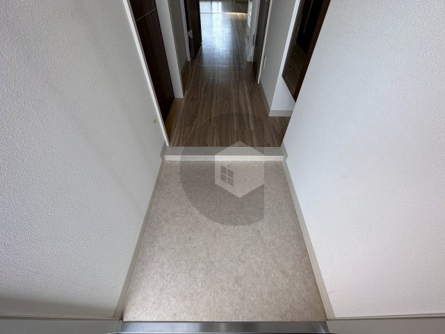 スタシオン俊徳道の玄関