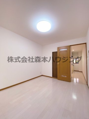 【洋室】 | 　寝屋川市高柳2丁目38テラスハウス | リビングスペース代わりに使えそうな洋室です
1階