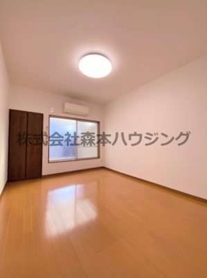 【洋室】 | 　寝屋川市高柳2丁目38テラスハウス | 明るい洋室です
2階