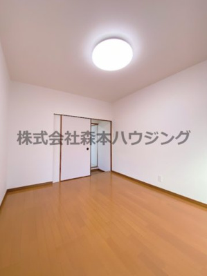【洋室】 | 　寝屋川市高柳2丁目38テラスハウス | 個人の部屋や寝室として使える洋室です
2階