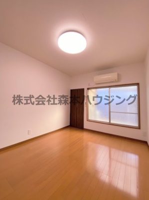 【寝室】 | 　寝屋川市高柳2丁目38テラスハウス | 落ち着いて過ごせるお部屋なので、寝室にいかがでしょうか
2階